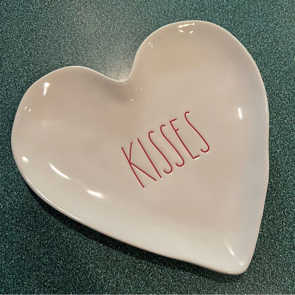 RAE DUNN KISSES & LOVE HEART SHAPE PLATES Set of 2 NWOT - Picture 8 of 11